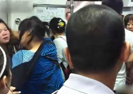 北京地铁又现猛女互殴 素质啊！