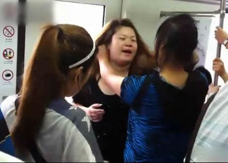 北京地铁又现猛女互殴 素质啊！